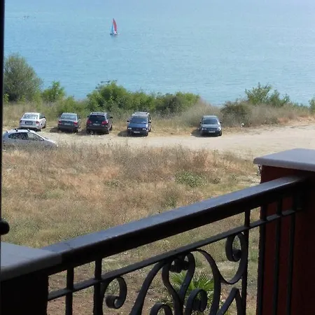Chateau Del Marina Plus 아파트